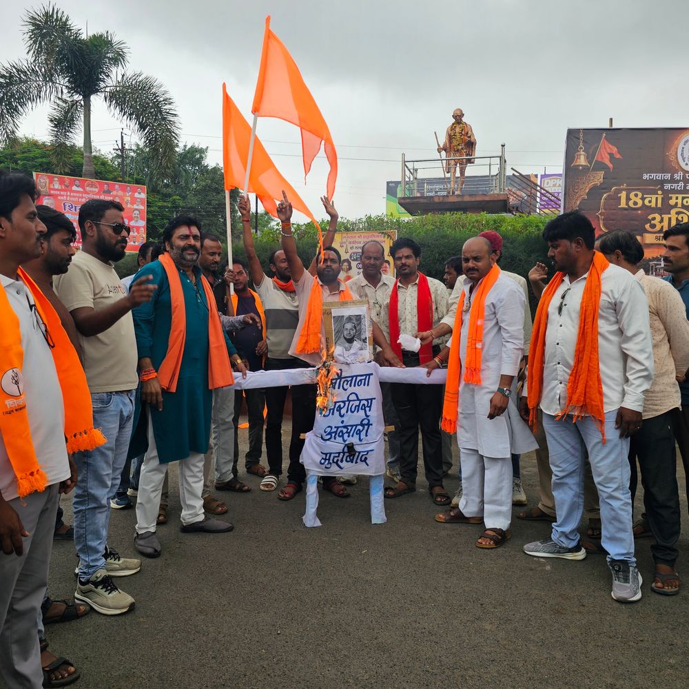 
                 मंदसौर में मौलाना जर्जिस का पुतला फूंका:कथित बयानों पर शिवसेना (यूबीटी) का प्रदर्शन, कार्रवाई की मांग 
            
