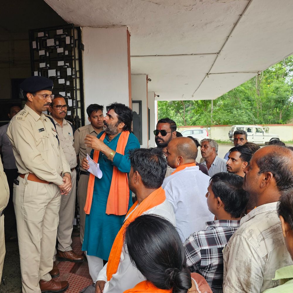 
                 मंदसौर में दो लापता युवतियों का सुराग नहीं:शिवसेना UBT ने एसपी कार्यालय पर किया प्रदर्शन, पुलिस पर ढिलाई का आरोप 
            