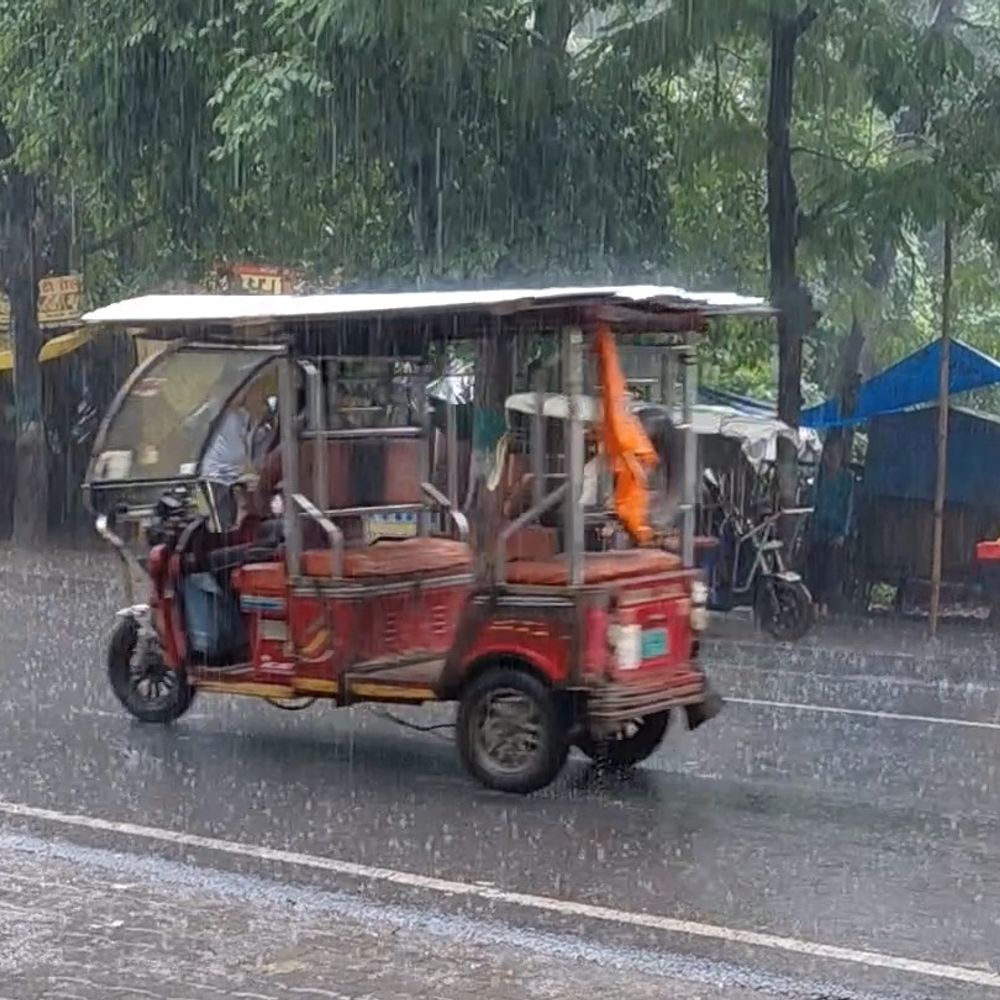 फर्रुखाबाद में बूंदाबांदी के बाद झमाझम बारिश:टेंपरेचर गिरा, धान की फसल को फायदा, सब्जी को हो सकता है नुकसान