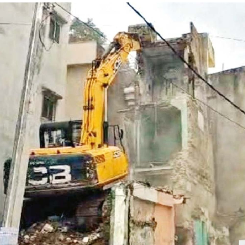 
                 महाकालेश्वर सवारी मार्ग ढाबा रोड पर जर्जर दो मंजिला भवन को ढहाया 
            