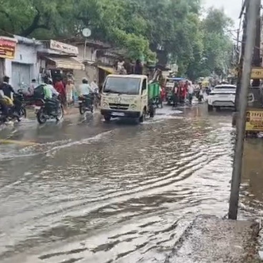 भदोही में भारी बारिश, नेशनल हाईवे जलमग्न:24 घंटे में 40 MM से अधिक बरसात, शहर-गांवों में भरा पानी