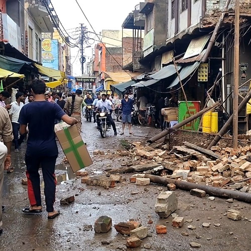 एटा में 80 साल पुरानी तीन मंजिला इमारत ढही:भारी बारिश के बीच टला बड़ा हादसा, वाहनों और पैदल लोगों की आवाजाही पर रोक