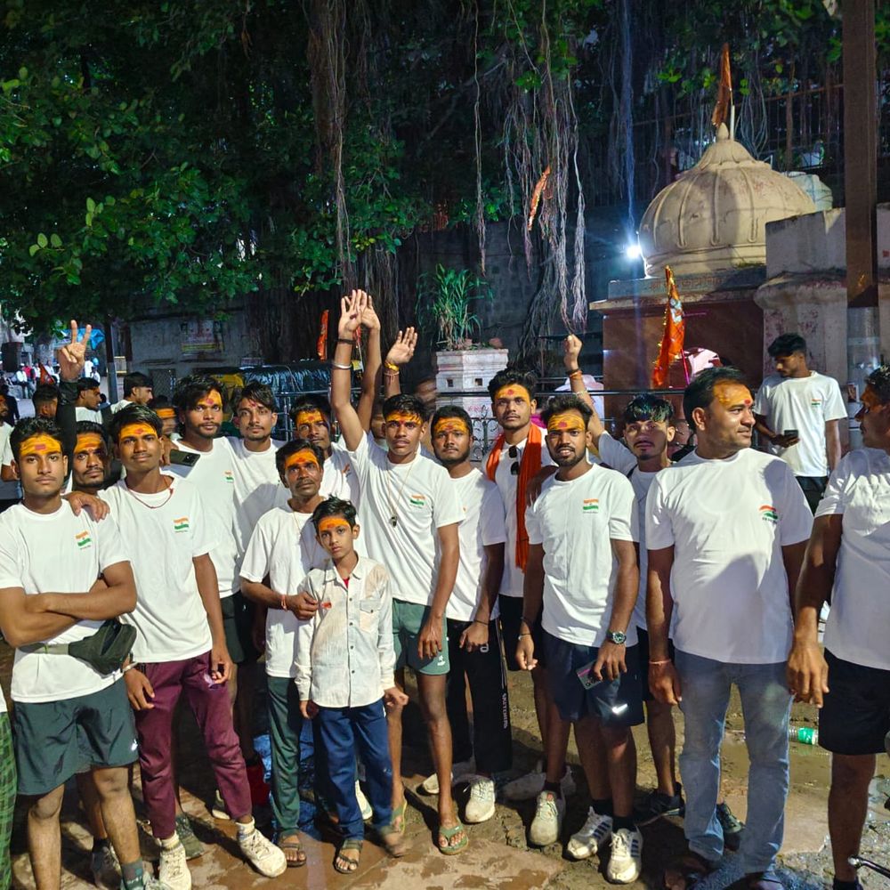 
                 पहली बार उज्जैन से विदिशा तक डाक कावड़ यात्रा, 350 श्रद्धालुओं ने शिप्रा जल लेकर 20 घंटे में की पूरी 
            