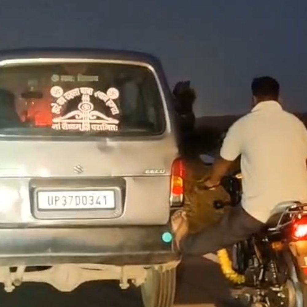 बाइक सवार ने पैर से धक्का देकर दौड़ाई ईको कार,VIDEO:हापुड़ में दिल्ली-लखनऊ हाईवे पर दिया धक्का, पुलिश तलाश में जुटी