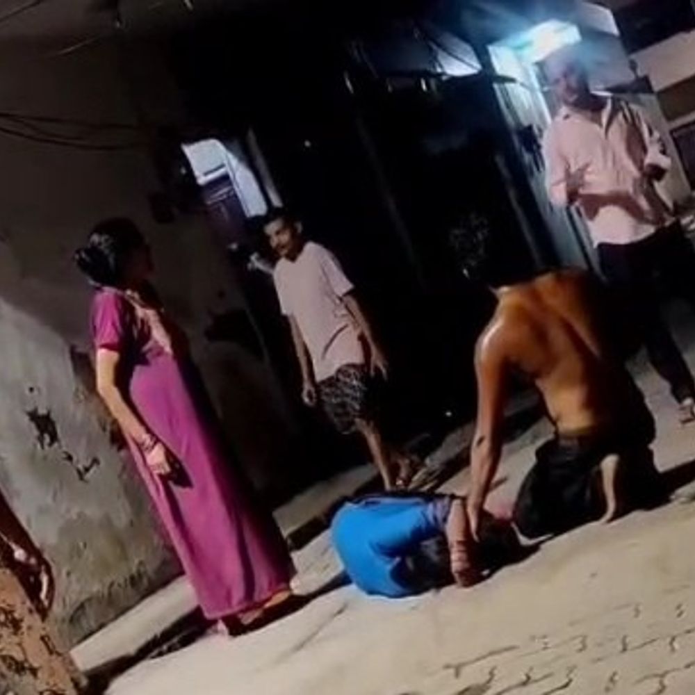 उन्नाव में पति ने पत्नी को चप्पलों से पीटा, VIDEO:सड़क पर 7 सेकेंड में 6 बार चप्पलों से मारा, बेहोश होने पर छोड़कर फरार