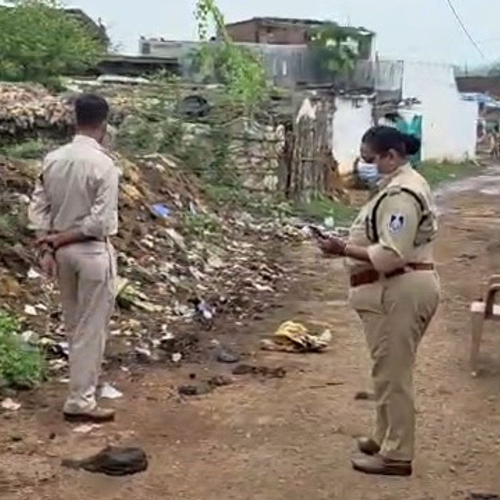 छतरपुर में महिला का शव दो हिस्सों में मिला:4 जुलाई से लापता थी, कचरे के ढेर में मृत मिली, पुलिस को हत्या की आशंका
