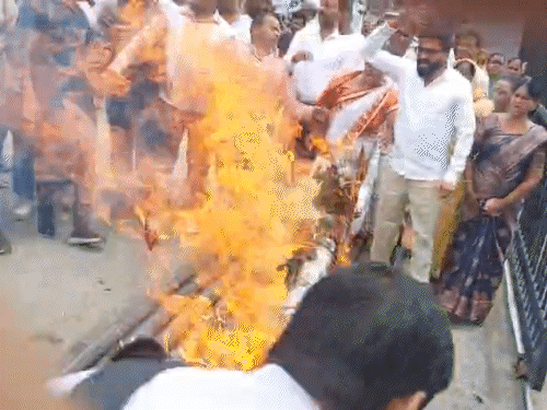 
                 कांग्रेसियों ने भोपाल नगर निगम दफ्तर घेरा, पुतला फूंका:पूर्व मंत्री बोले-25 साल से बिना मास्टर प्लान के शहर; मिक्स लैंड यूज लागू हो 
            
