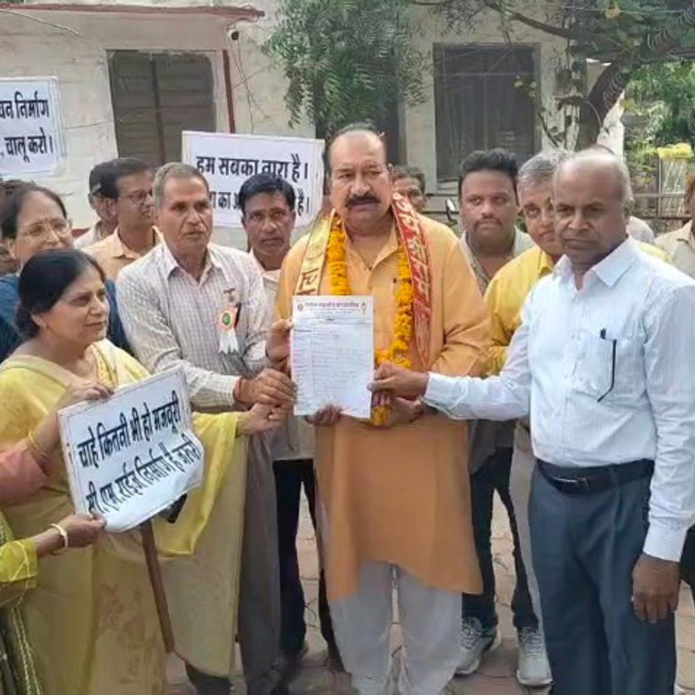 
                 सांदीपनि स्कूल निर्माण में देरी, अभिभावक सड़क पर:50 करोड़ का प्रोजेक्ट अटका, विधायक को सौंपा ज्ञापन 
            