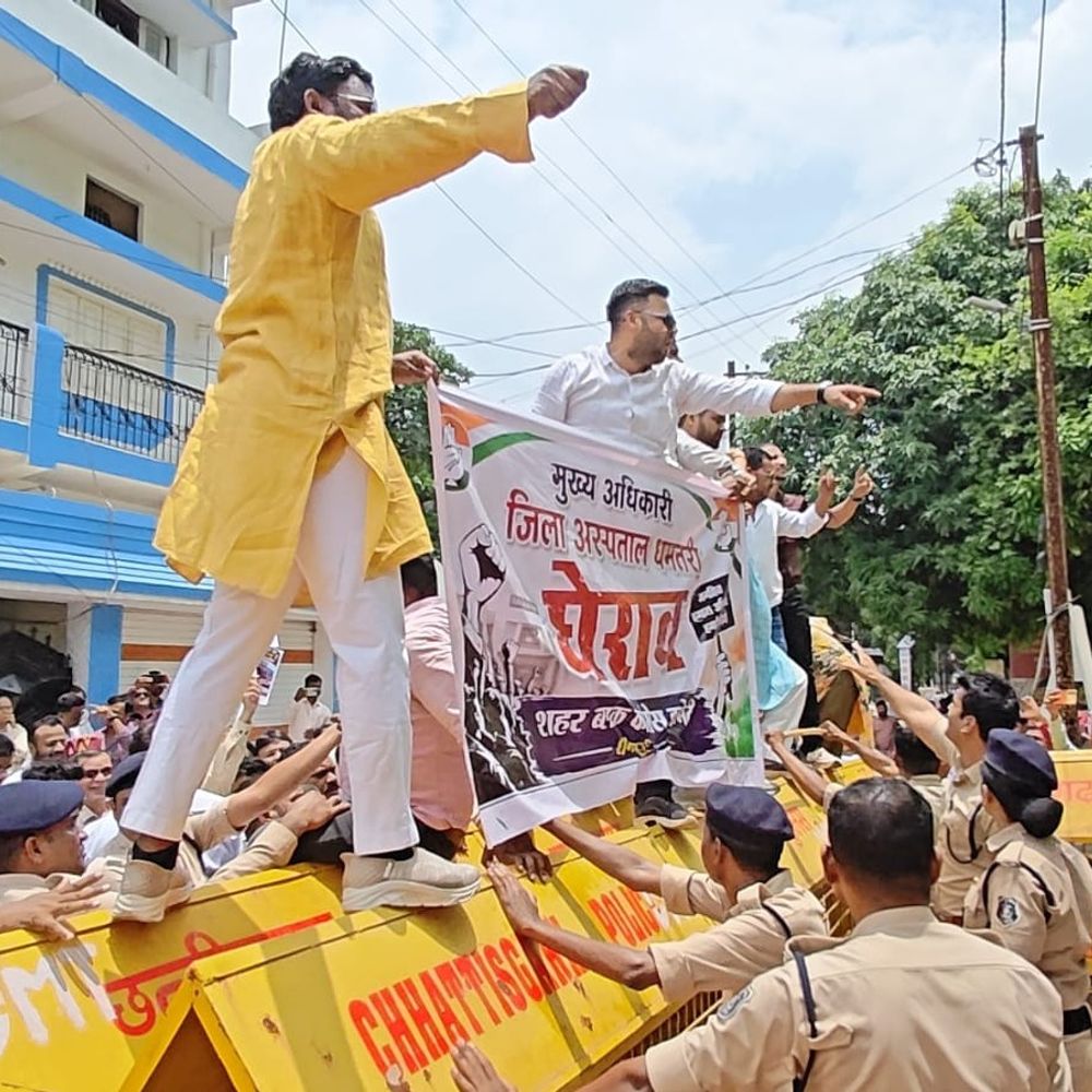 स्वास्थ्य सुविधाओं को लेकर कांग्रेस का CMHO कार्यालय घेराव:सिविल सर्जन, सीएमएचओ के इस्तीफे की मांग; 15 दिन बाद फिर आंदोलन की चेतावनी