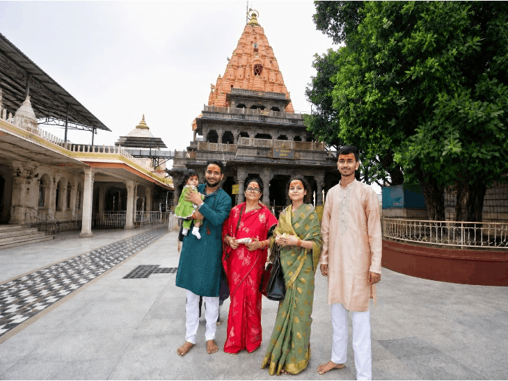 अनुष्का यादव की बेटी उज्जैनी की पहली तस्वीर सामने आई:महाकाल मंदिर में अन्नप्राशन हुआ; यूजर्स बोले- बिल्कुल पापा तेजू भइया पर गई है