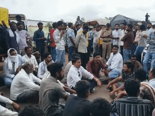 स्टेट हाईवे पर बैठे किसान, वाहनों की लंबी कतार लगीं:  5 दिन खड़े होने के बाद अचानक वेयरहाउस बदलने से नाराज; अधूरी व्यवस्था पर हंगामा – narmadapuram (hoshangabad) News