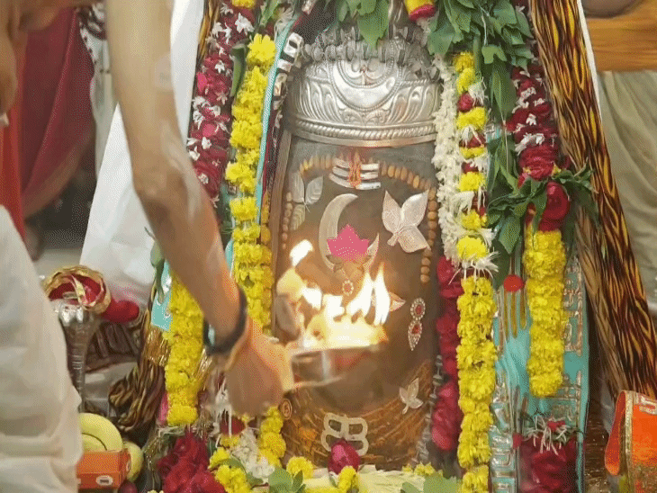
                 गुरुवार को राजा स्वरूप में सजे बाबा महाकाल:पंचामृत अभिषेक, भस्म रमाई और दिव्य श्रृंगार के बाद श्रद्धालुओं ने किए साकार स्वरूप में दर्शन 
            