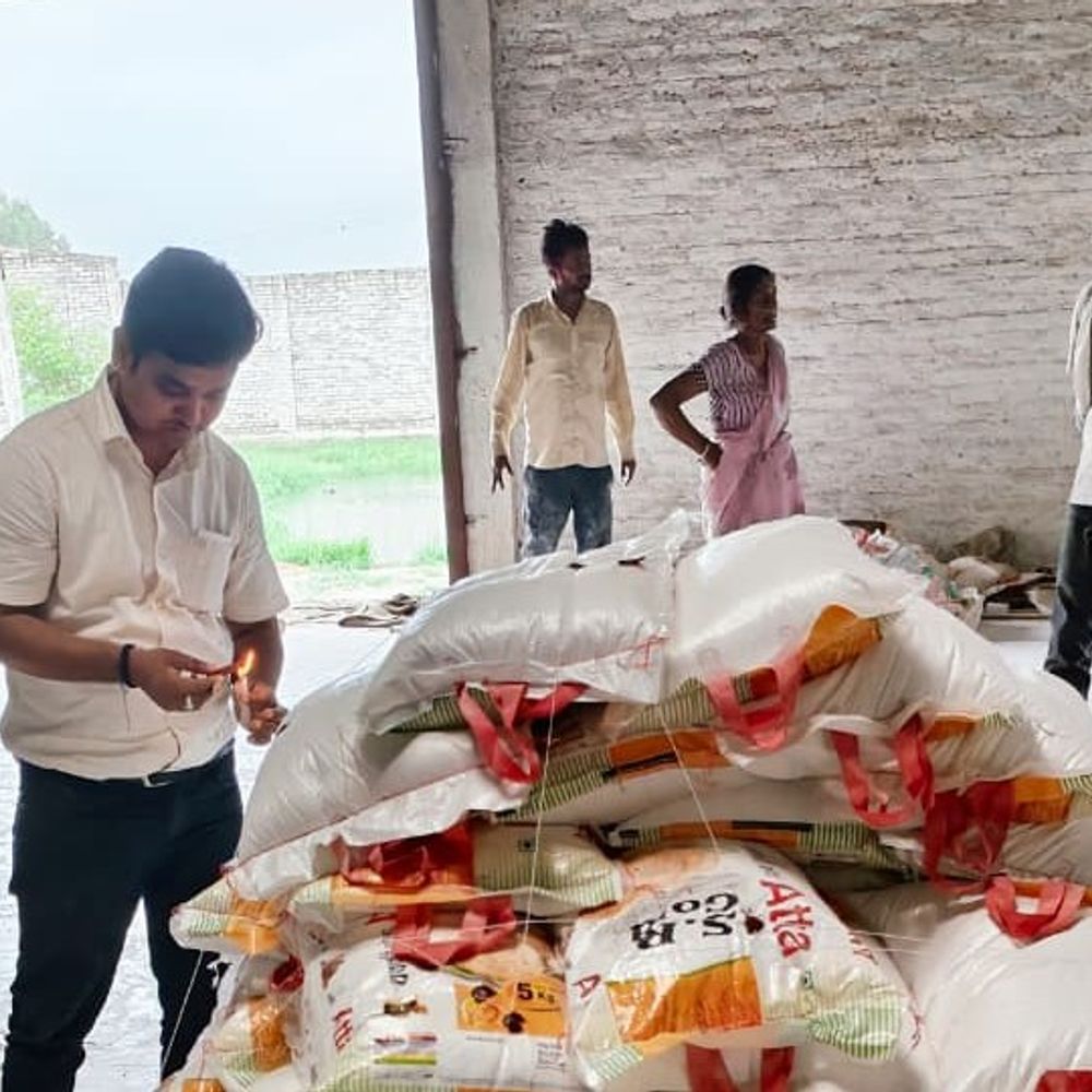 औरैया में तीन आटा मिलों पर छापेमारी:1314 किलो आटा सीज, नमूने जांच को भेजे