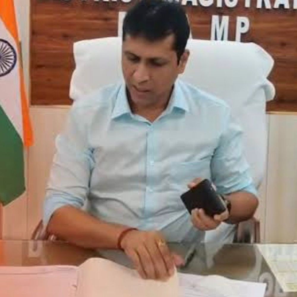 शिक्षा योजनाओं में फिसड्डी प्रदर्शन, बीआरसीसी निलंबित:37 फीसदी प्रगति से जिला सबसे नीचे पहुंचा, दतिया कलेक्टर ने रिपोर्ट पर की कार्रवाई