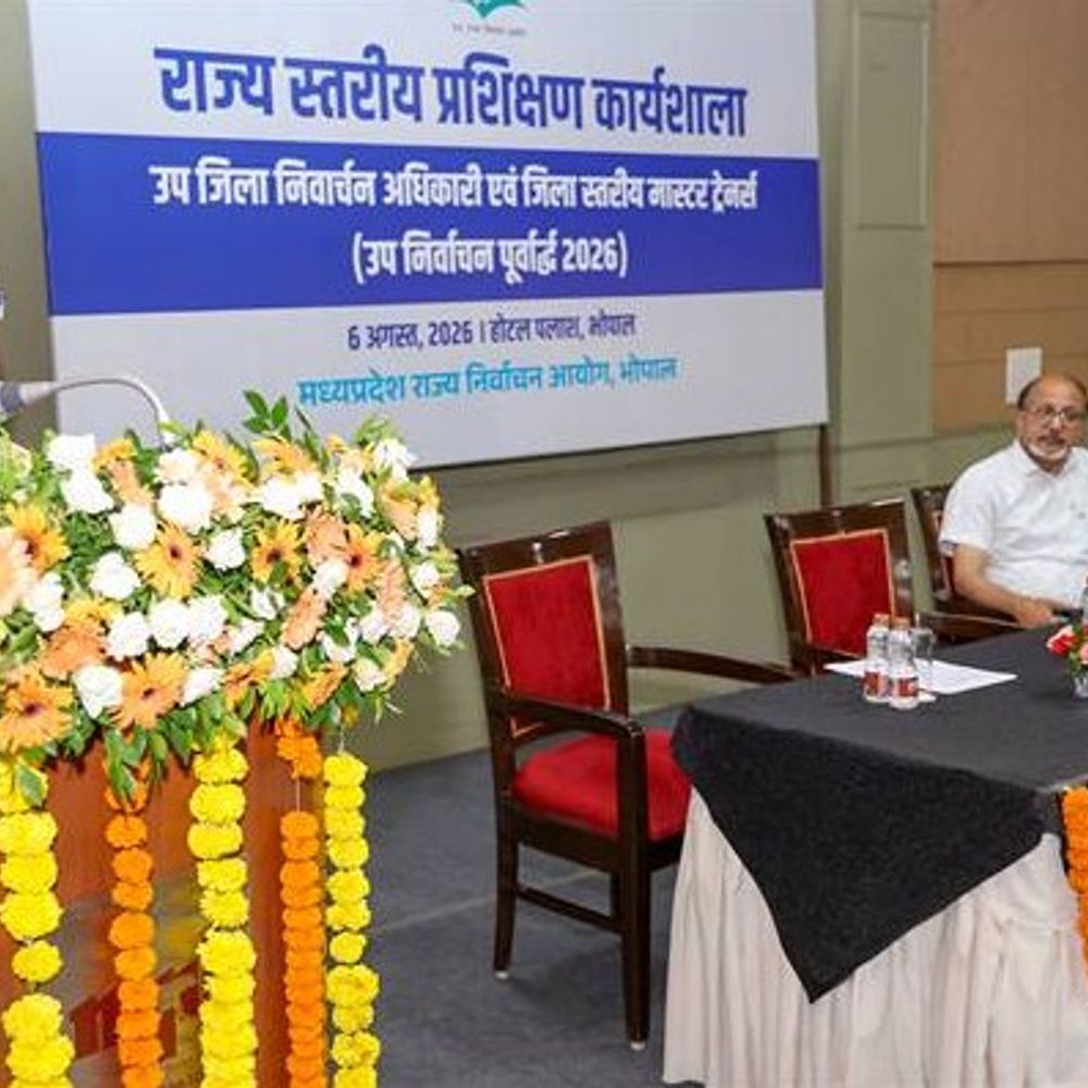 
                 MP में नगर निकाय, पंचायत चुनाव की वेबकास्टिंग की तैयारी:राज्य निर्वाचन आयुक्त बोले- पूरा चुनाव ईवीएम से कराने पर भी हो रहा विचार 
            