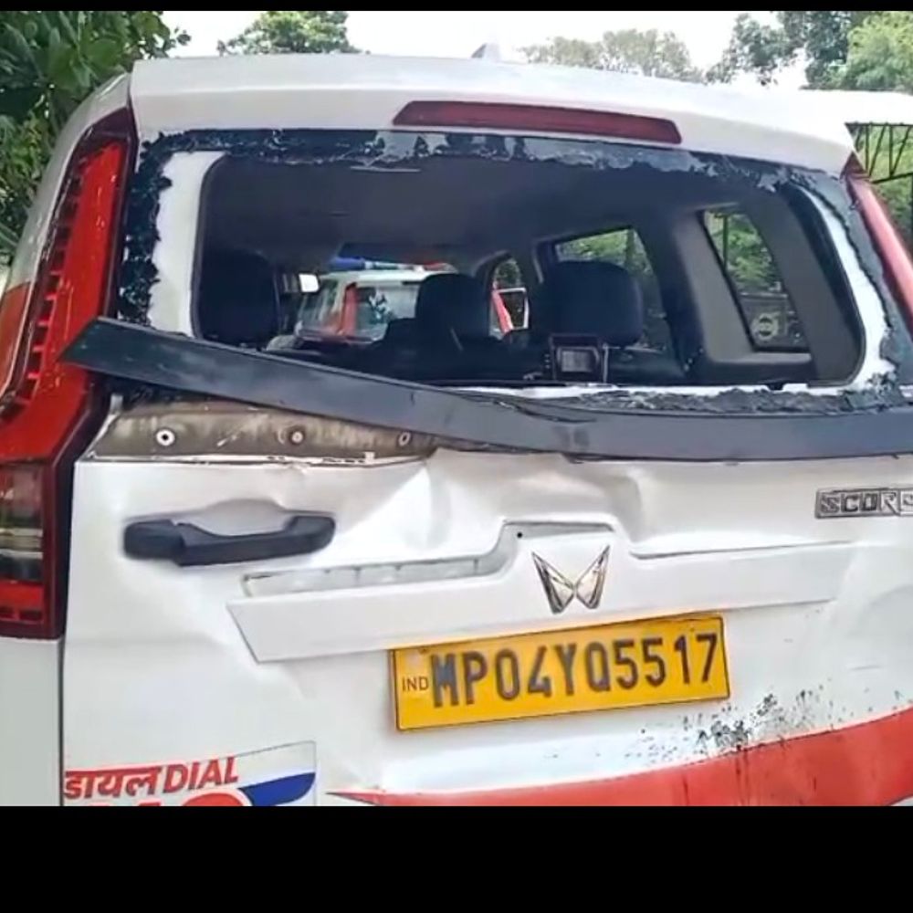 जबलपुर में डायल-112 को तेज रफ्तार बस ने मारी टक्कर:पुलिस पायलट घायल; महर्षि विद्या मंदिर के सामने हुआ हादसा, चालक हिरासत में