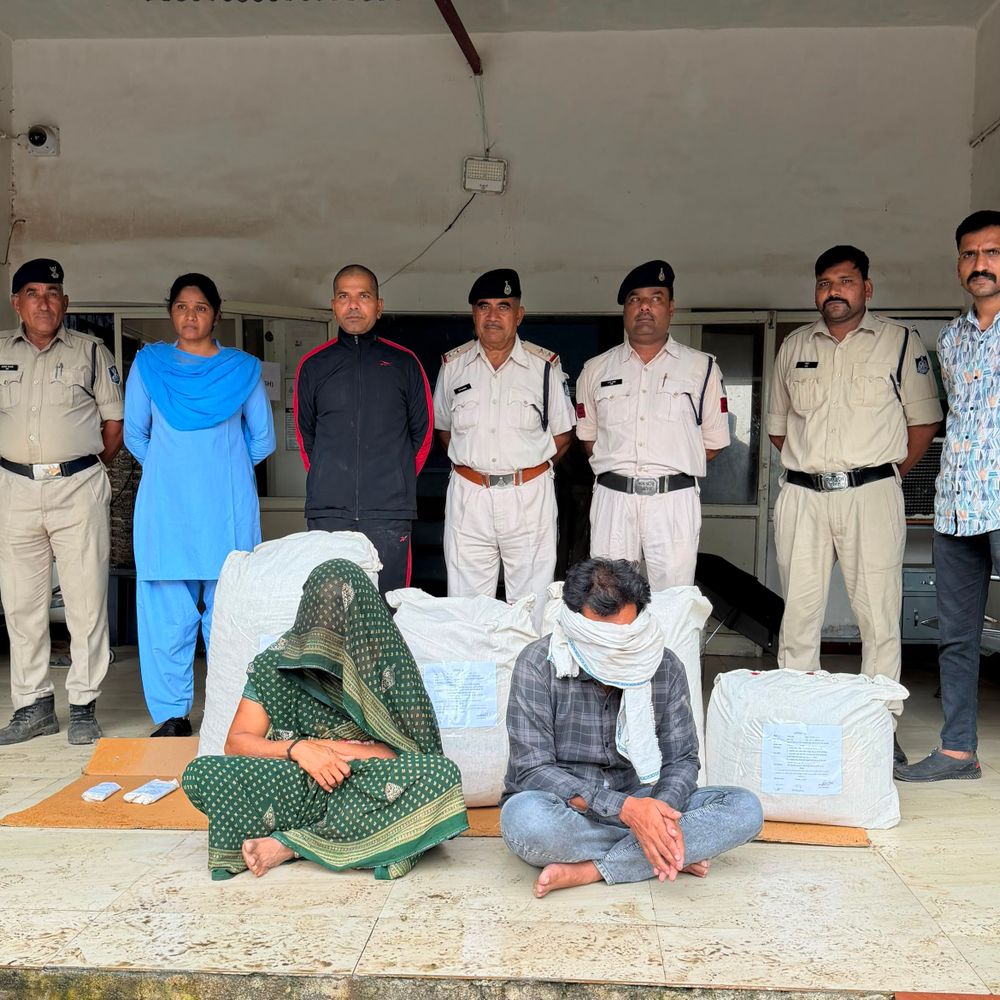 
                 मंदसौर में 62 किलो डोडाचूरा के साथ दंपती गिरफ्तार:पूछताछ में महिला तस्कर गिरोह का खुलासा, महिलाएं बच्चों संग करती थीं तस्करी 
            
