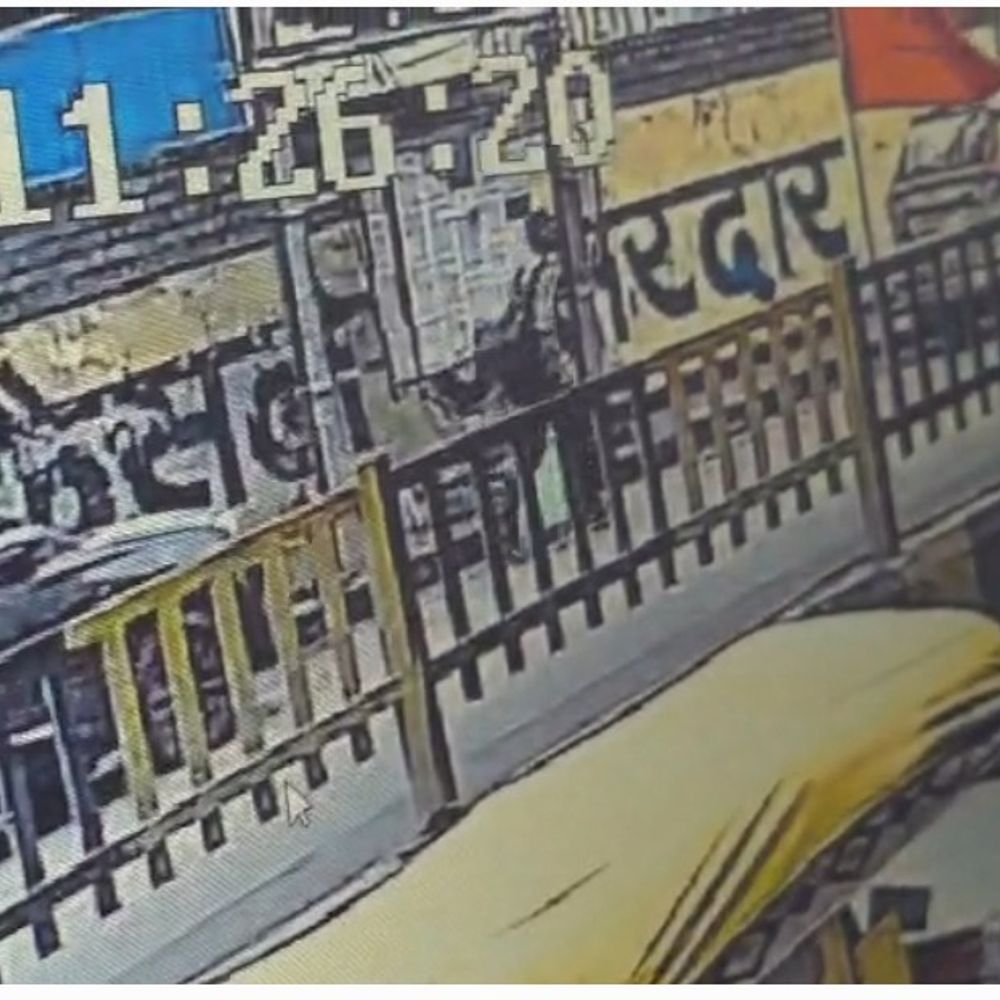 
                 उज्जैन में श्रद्धालु की कार से 3 लाख की चोरी:CCTV में कैद हुई वारदात, युवक ढाई मिनट में सामान लेकर फरार 
            
