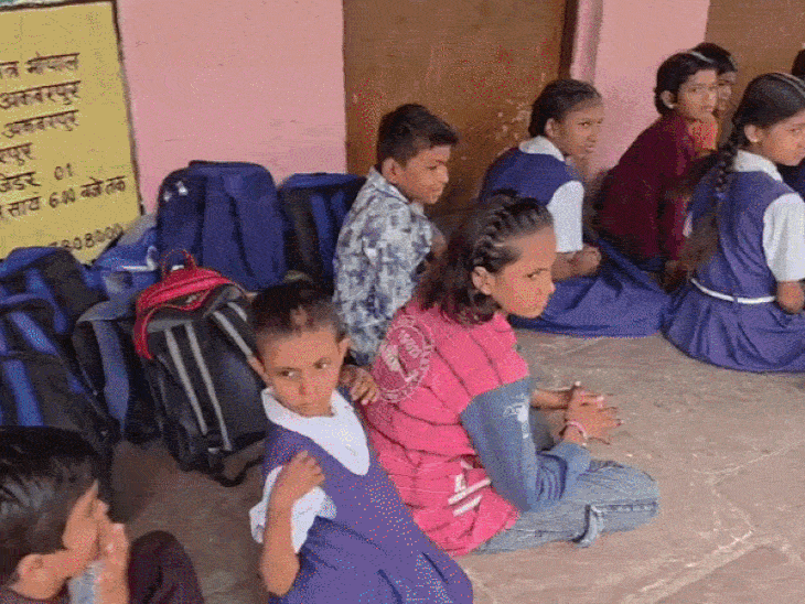
                 सरकारी स्कूल का हाल, दिखे जर्जर कमरे, टूटे शौचालय:बिना बिजली-पानी जमीन पर बैठ हो रही पढ़ाई, 70 बच्चों पर सिर्फ एक शिक्षिका 
            