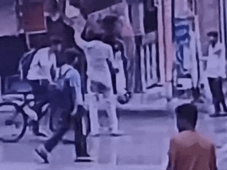 
                 ऑटो चालक को कुचलने वाला हाथी उज्जैन पहुंचा:इंदौर से बाहर नहीं ले जाने की थी शर्त; निर्मोही अखाड़े में जंजीरों से बंधा राजलक्ष्मी 
            