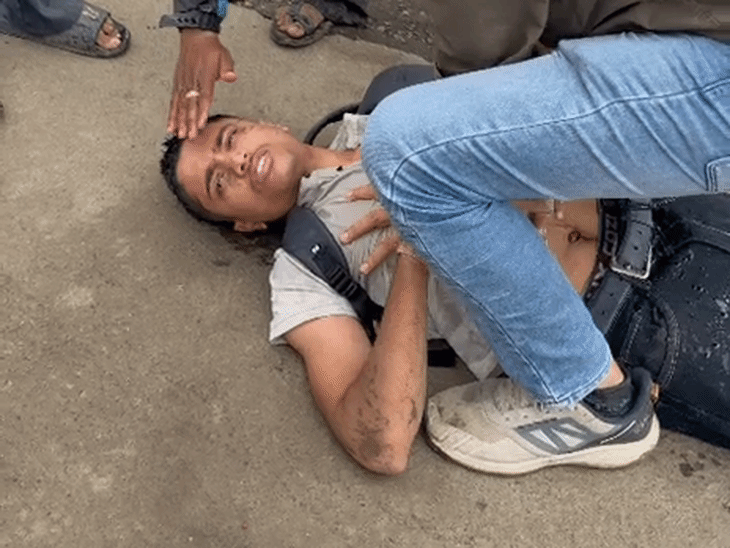 
                 इंदौर में चलती बाइक से गिरकर बेहोश हुआ छात्र:पुलिसकर्मियों ने सीपीआर देकर बचाई जान; स्कूल से लौटते समय बिगड़ी तबीयत 
            