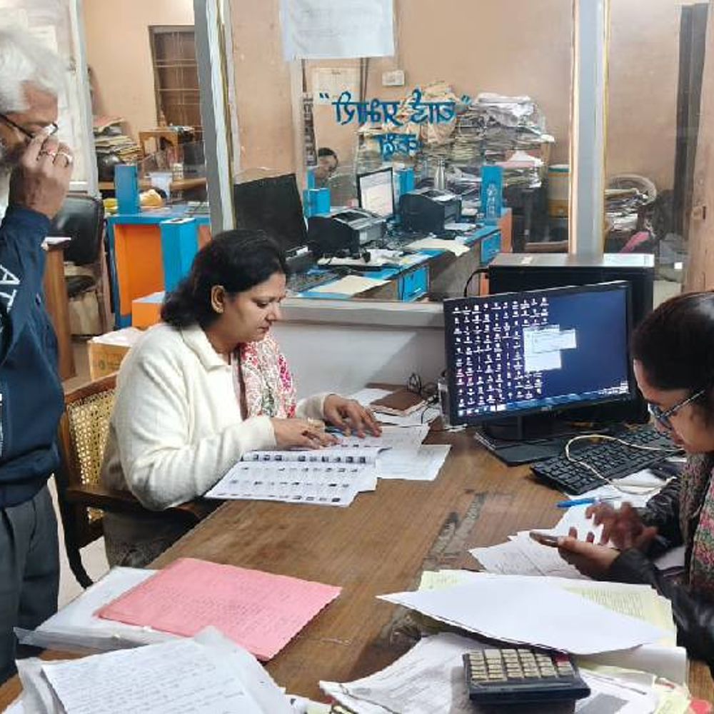 
                 डिप्टी कलेक्टर चौकसे अब MP नगर एसडीएम:अपर कलेक्टर खरे रिलीव; भोपाल में अफसरों को काम बांटे 
            
