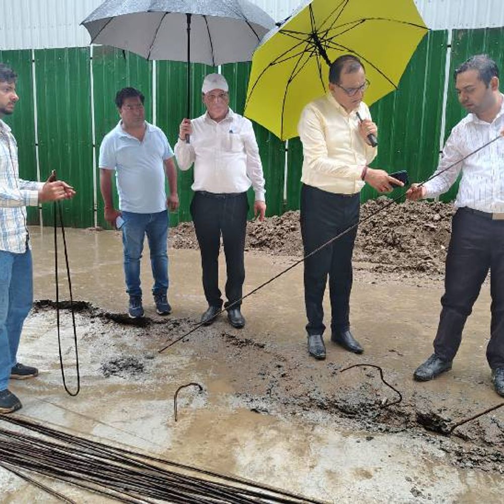 नाला और FOB निर्माण में स्टील गुणवत्ता पर सवाल:नोएडा प्राधिकरण के महाप्रबंधक ने किया निरीक्षण, जांच के लिए सैंपल भेजकर मांगा जवाब