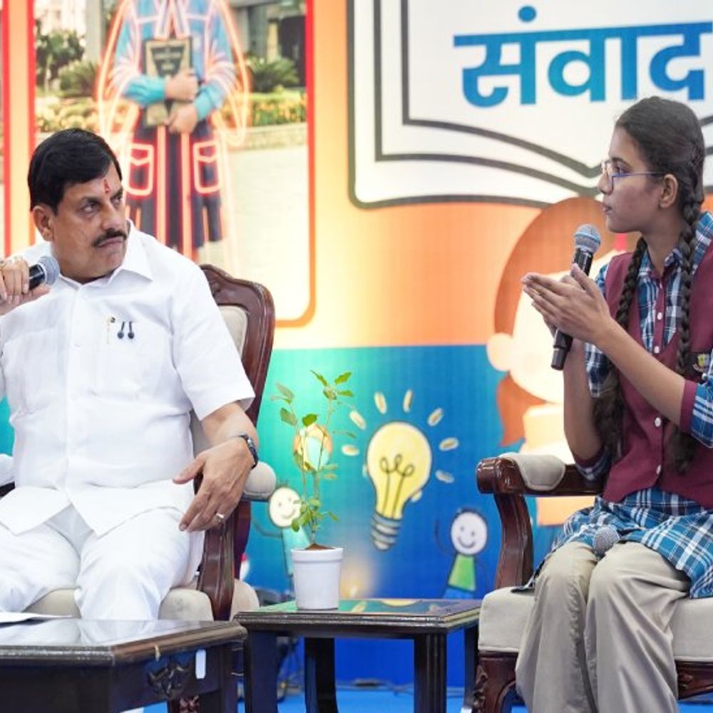 
                 छात्राओं ने पूछा-आप चैट जीपीटी चलाते हैं?:सीएम बोले-कार्यक्रमों से पहले एआई से तथ्य चेक करता हूं, लेकिन टूल की बजाय निर्णय खुद लेता हूं 
            