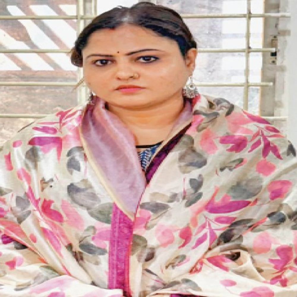 
                 बीयर न मिलने पर मैनेजर के सिर पर गिलास मारा:क्राइम ब्रांच अफसर बन लूटने वाली पवित्रा पर चल रहे 5 और केस 
            