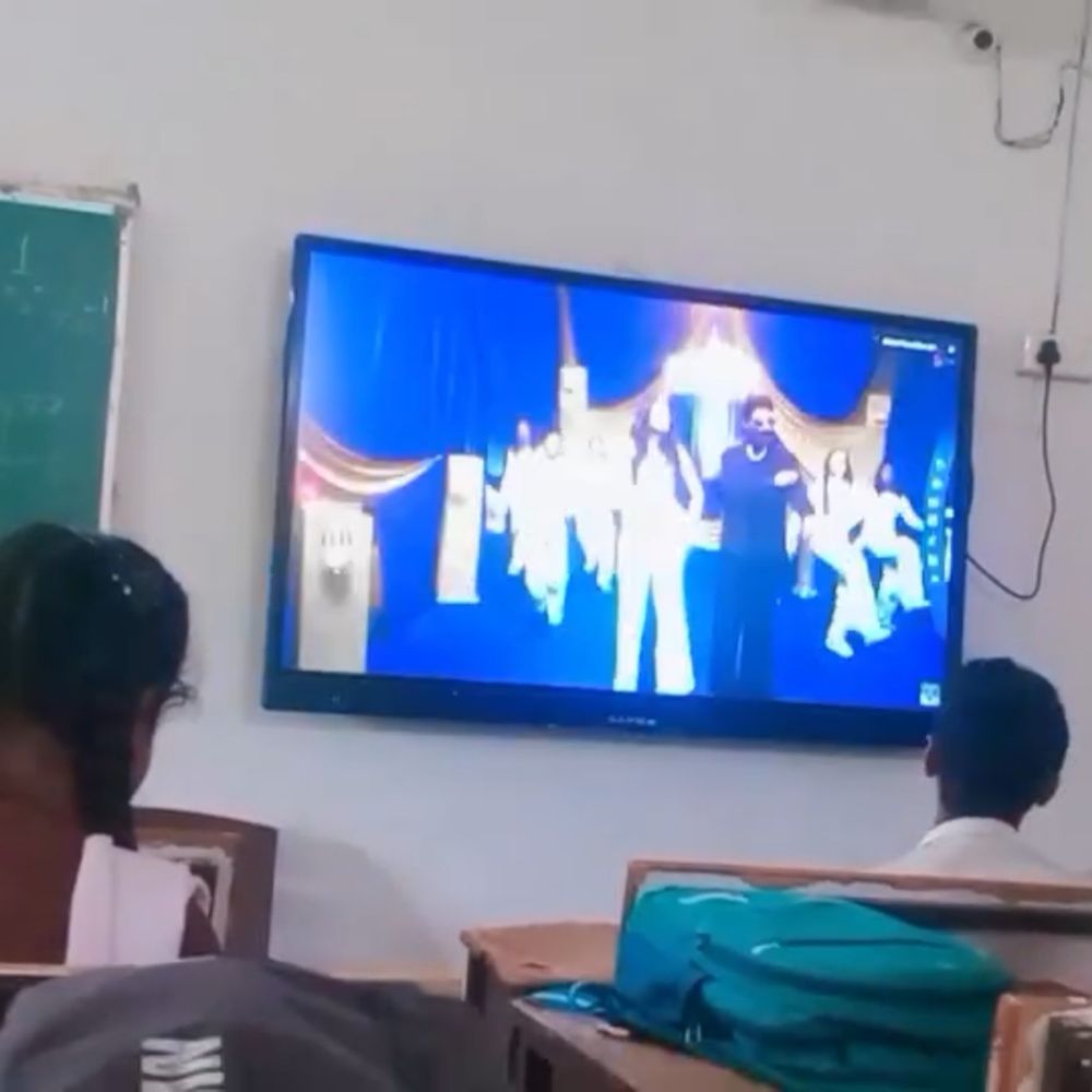 सरकारी स्कूल में 'धुरंधर' दिखाने वाले शिक्षक की सेवा समाप्त:DEO ने दिए आदेश; टीचर बोले- स्टूडेंट्स की इच्छा से चलाई थी