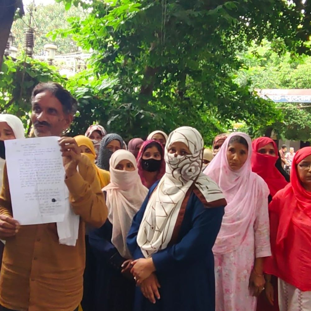 जमीनी विवाद में युवक की हत्या का आरोप:सुल्तानपुर में पीड़ित परिवार एसपी कार्यालय पहुंचा, गिरफ्तारी की मांग