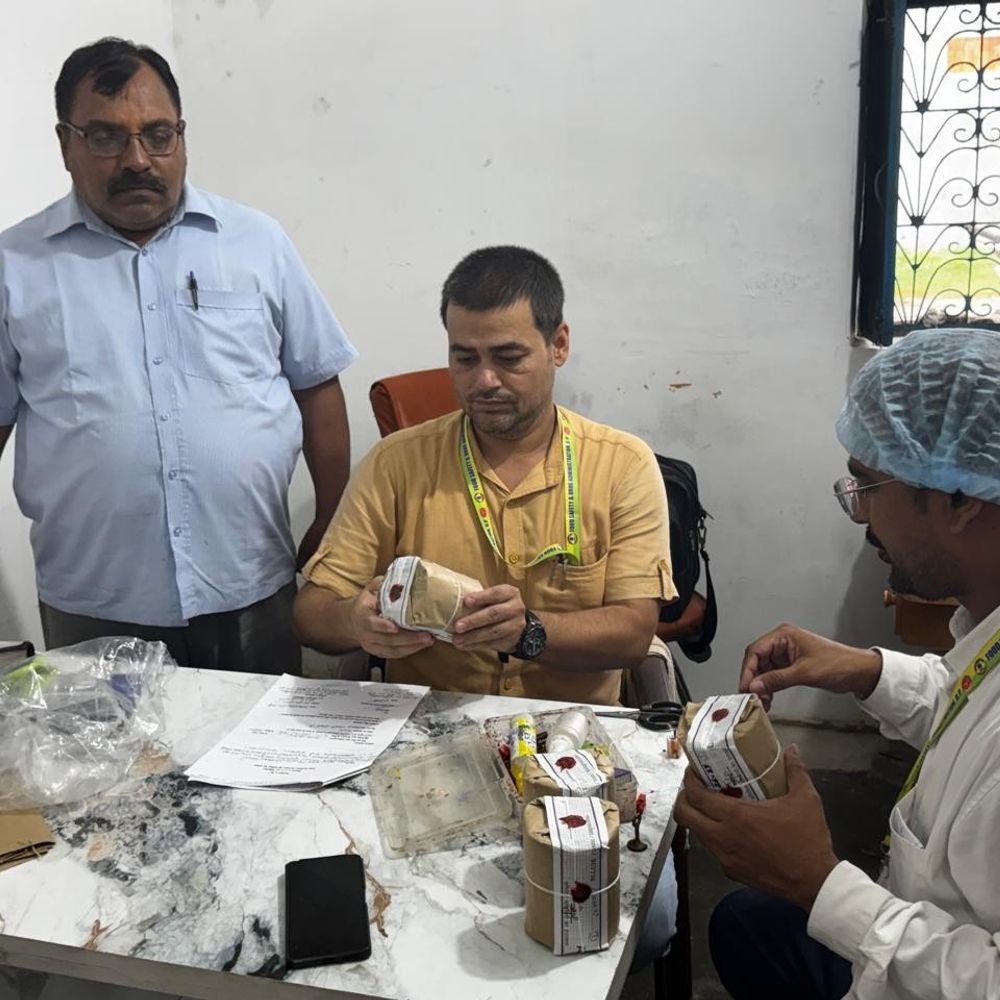 प्रयागराज की आटा मिलों में छापेमारी:एफएसडीए ने चार निर्माण इकाइयों से नमूने भरे, खाद्य सुरक्षा मानकों की अनदेखी मिली