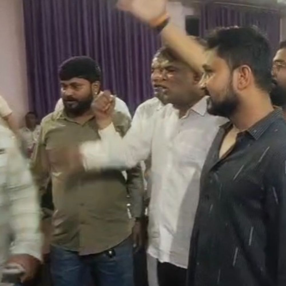 मुरैना नगर निगम परिषद की बैठक में जमकर हंगामा:चंदा चोर गद्दी छोड़ के लगे नारे, हस्ताक्षरों पर छिड़ी बहस