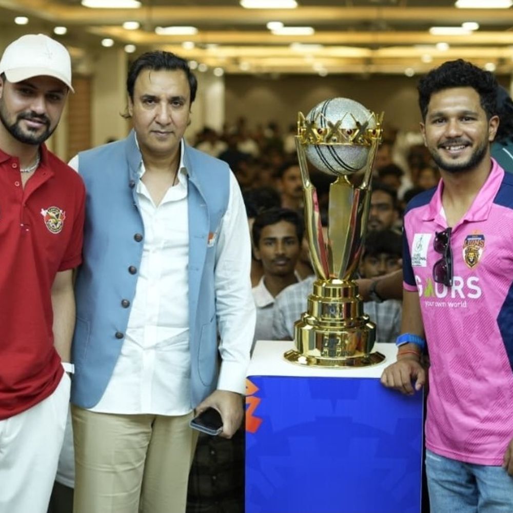 यूपी T-20 लीग ट्रॉफी टूर का आगाज:समीर-आर्यन ने स्टूडेंट्स संग साझा किए सफलता के मंत्र, ट्रॉफी-खिलाड़ियों के साथ सेल्फी की होड़