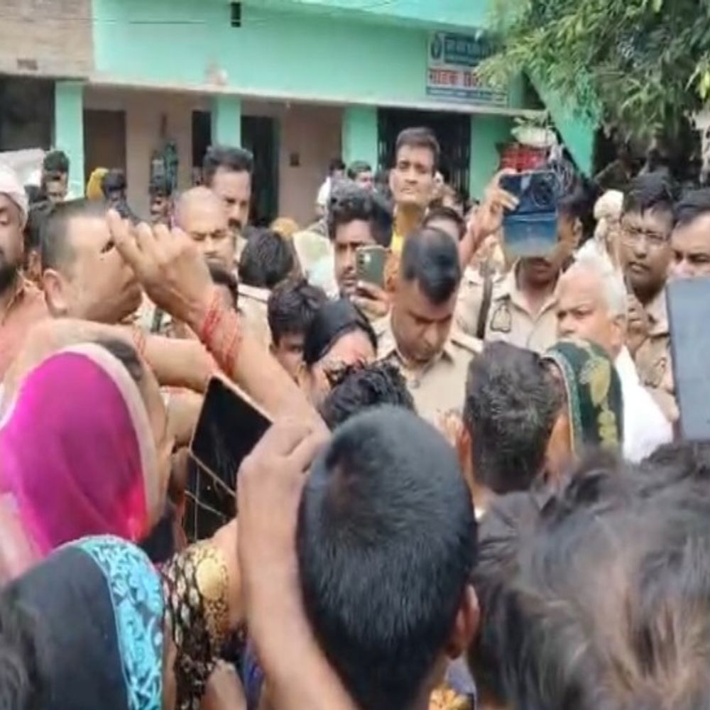 शाहजहांपुर में फंदे से लटका मिला युवक का शव:हत्या का आरोप लगाकर परिजनों ने लगाया जाम, 4 आरोपी गिरफ्तार
