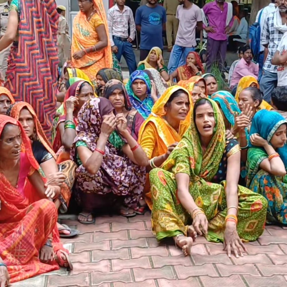 लखीमपुर खीरी में लापता ऑटो चालक की बरामदगी की मांग:परिजनों-ग्रामीणों ने एसपी कार्यालय का किया घेराव