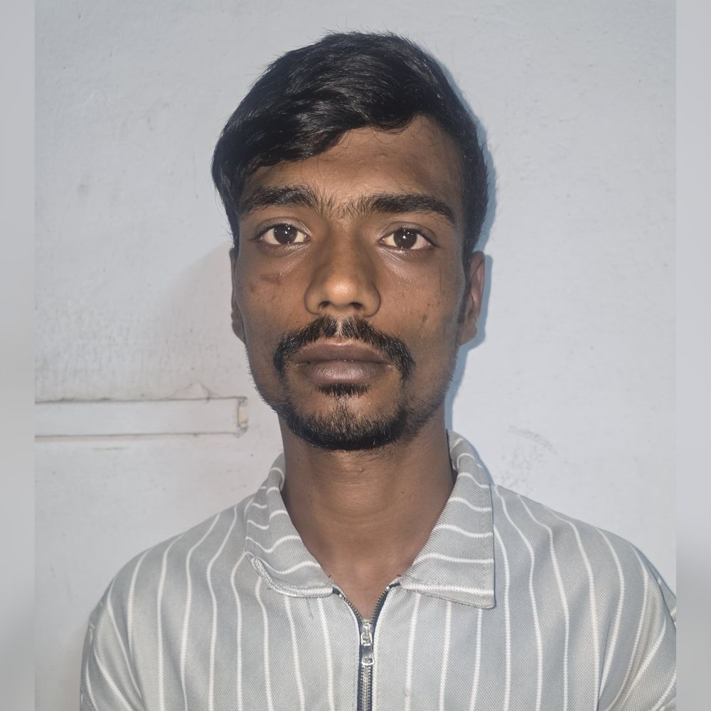 
                 दुकान से 64 हजार रुपए चुराने वाला आरोपी गिरफ्तार:दलौदा पुलिस ने 100 CCTV खंगालकर इंदौर से पकड़ा, 14 केस दर्ज 
            