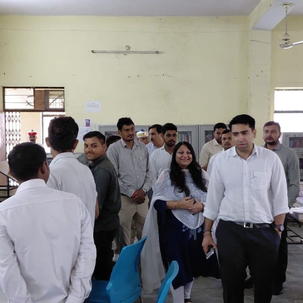 हाथरस में जिला पुस्तकालय रात 10 बजे तक खुलेगा:डीएम बोले- अनुशासन और मेहनत से ही मिलेगी सफलता, विकास कार्यों की बनाई जाएगी कार्ययोजना