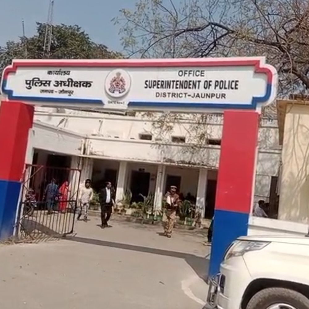 थाने से नहीं मिली सुनवाई तो एसपी पहुंचे पीड़ित:जौनपुर में पुरानी रंजिश में तीन महिलाओं समेत पांच पर केस दर्ज