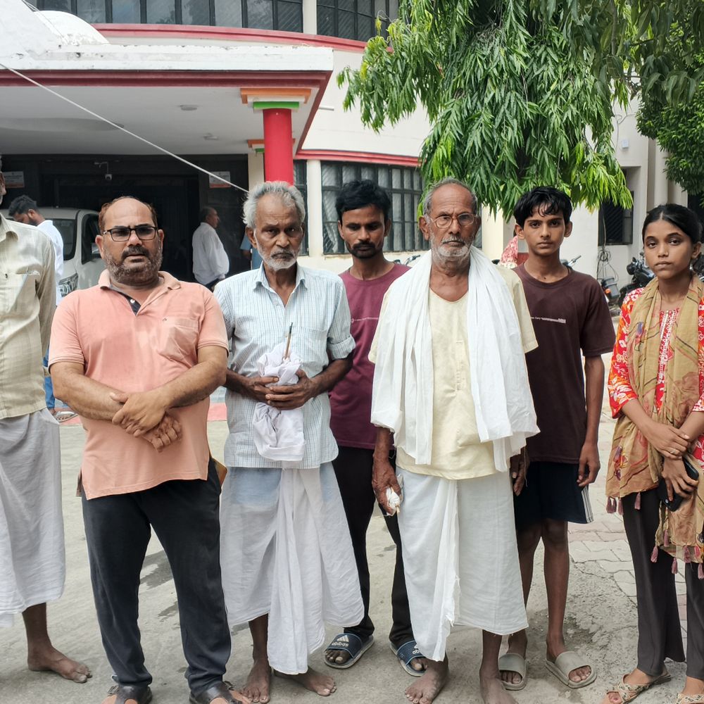 अमृत सरोवर में 3 बच्चों की मौत का मामला:महराजगंज में परिजनों ने डीएम से की वास्तविक दोषियों पर FIR की मांग