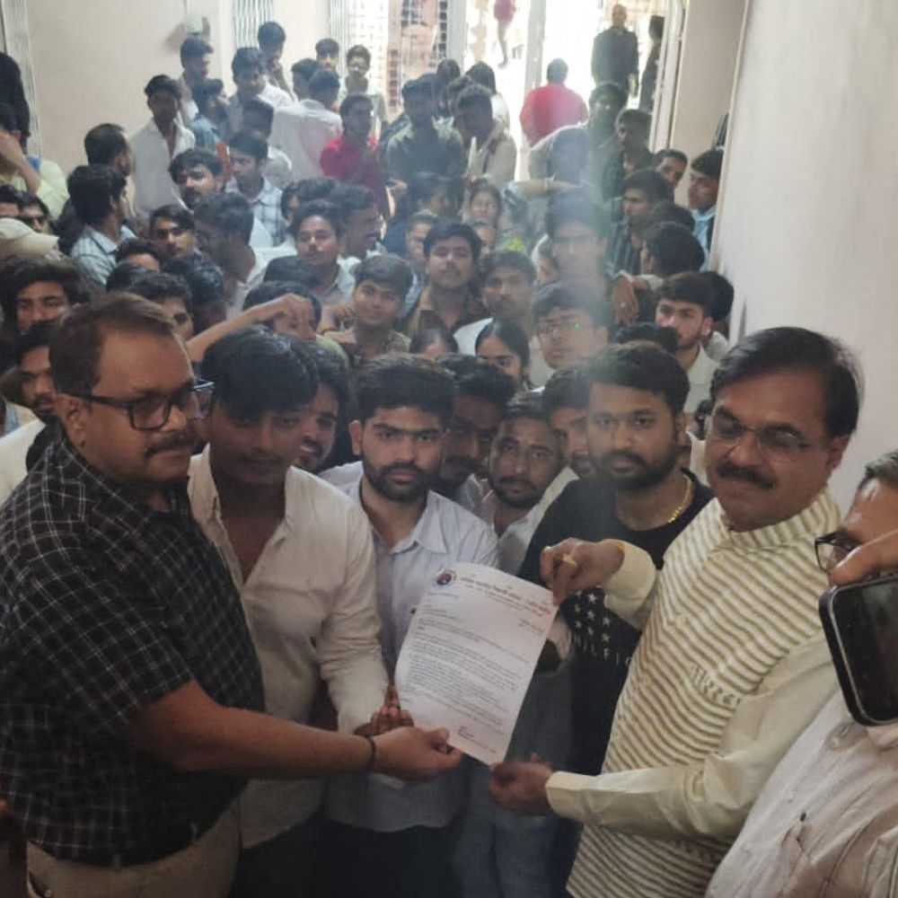 
                 ABVP का फीस वृद्धि, रिजल्ट गड़बड़ी पर प्रदर्शन:कुलपति के सामने एक  नारेबाजी हंगामा 
            
