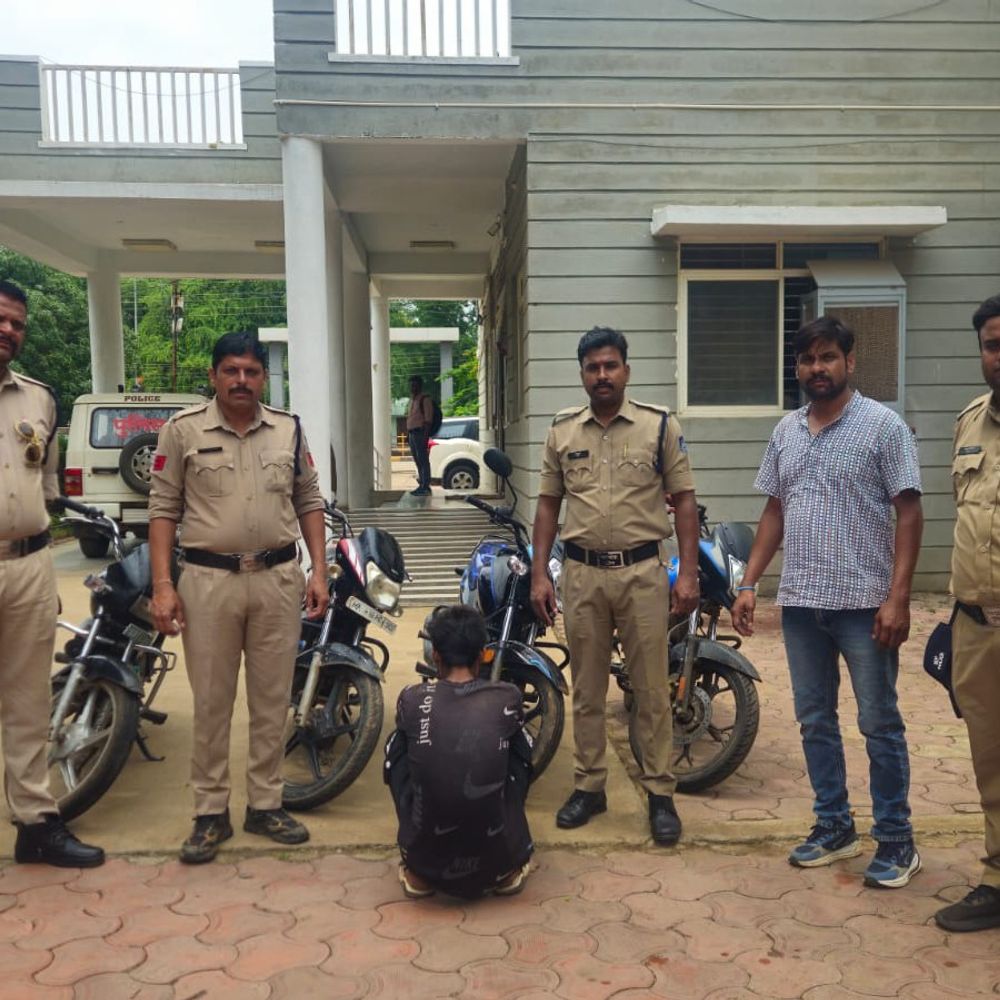 
                 नीमच में बदमाश के पास 4 चोरी की बाइक मिली:दिन में रेकी रात में करता था वारदात, दूसरे आरोपी की तलाश जारी 
            