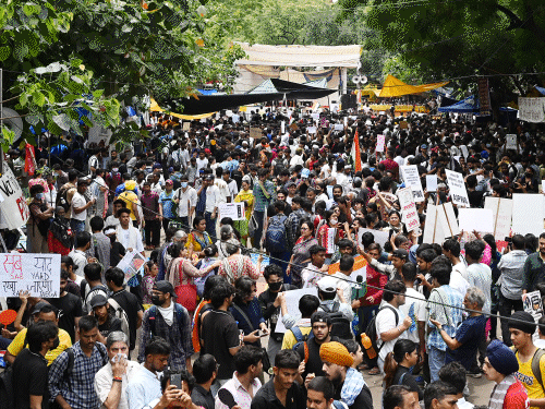 
                 जंतर-मंतर पर प्रदर्शन को लेकर दिल्ली हाईकोर्ट का सवाल:शहर को बंधक क्यों बनाया जाए, कॉकरोच जनता पार्टी बोली- इसे हमसे मत छीनिये 
            