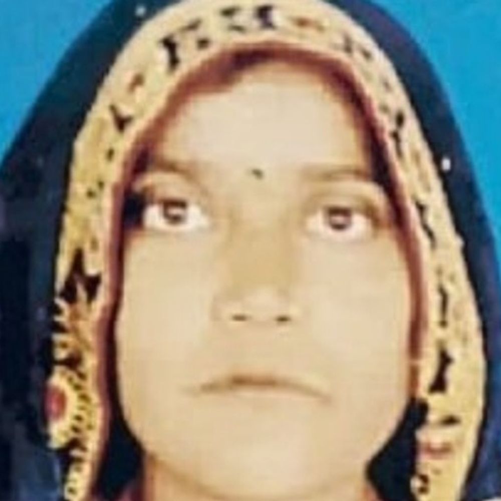 देवरिया में बच्चेदानी के ऑपरेशन के बाद महिला की मौत:परिजनों का हंगामा, अस्पताल बोला- हार्ट अटैक आने पर किया था रेफर; डॉक्टर-कर्मचारी फरार