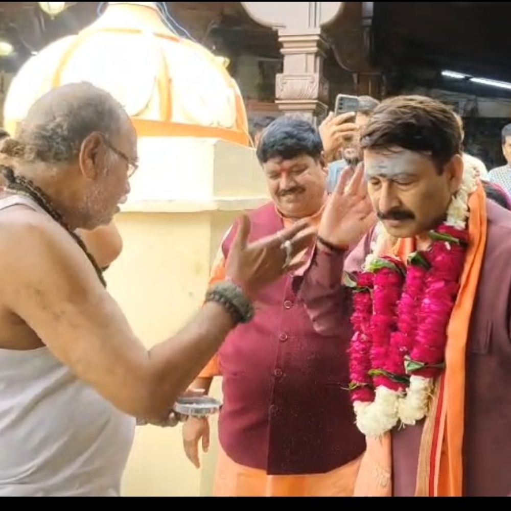 
                 सांसद मनोज तिवारी ने महाकाल के किए दर्शन:कांवड़ यात्रा पर टिप्पणी करने वालों पर कहा- हर युग में राक्षस हुए, उनका अंत भी हुआ 
            