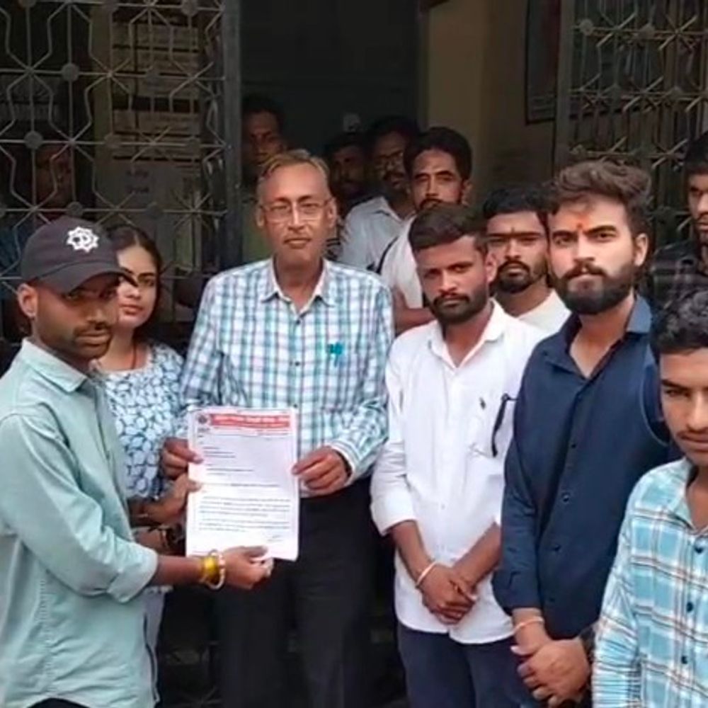 
                 नीमच पीजी कॉलेज के रिजल्ट में गड़बड़ी का आरोप:ABVP ने काली पट्टी बांधकर विरोध किया; बोले- दो दिन में परिणाम सुधारें 
            