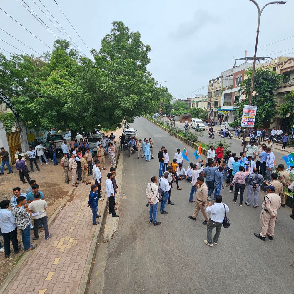 
                 लॉ कॉलेज में फीस वृद्धि का विरोध, NSUI का प्रदर्शन:पुलिस से धक्का-मुक्की, सड़क जाम; ट्रस्ट अध्यक्ष ने समाधान का आश्वासन दिया 
            