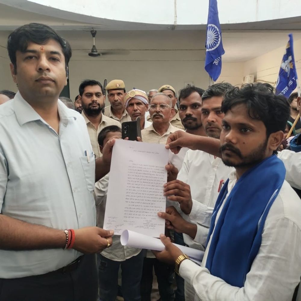 अंबेडकर प्रतिमा हटाने के आरोप पर ग्रामीणों का प्रदर्शन:भीम आर्मी ने एसडीएम को ज्ञापन सौंपा, बड़े आंदोलन की चेतावनी