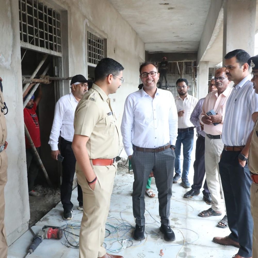 कलेक्टर-SP बने शिक्षक, छात्रों को पढ़ाया:कटनी में किया ग्रामीण इलाकों का दौरा; बड़वारा-विजयराघवगढ़ में विकास कार्यों की गुणवत्ता जांची