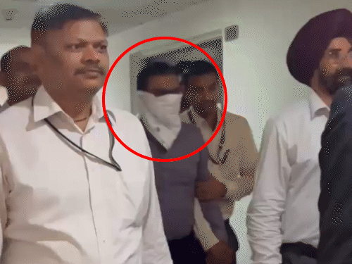 
                 नीट पेपर लीक की साजिश महीनों पहले रची गई:CBI चार्जशीट में दावा- NTA एक्सपर्ट्स सवाल याद करते, होटल जाकर पर्चियों पर लिखते थे 
            